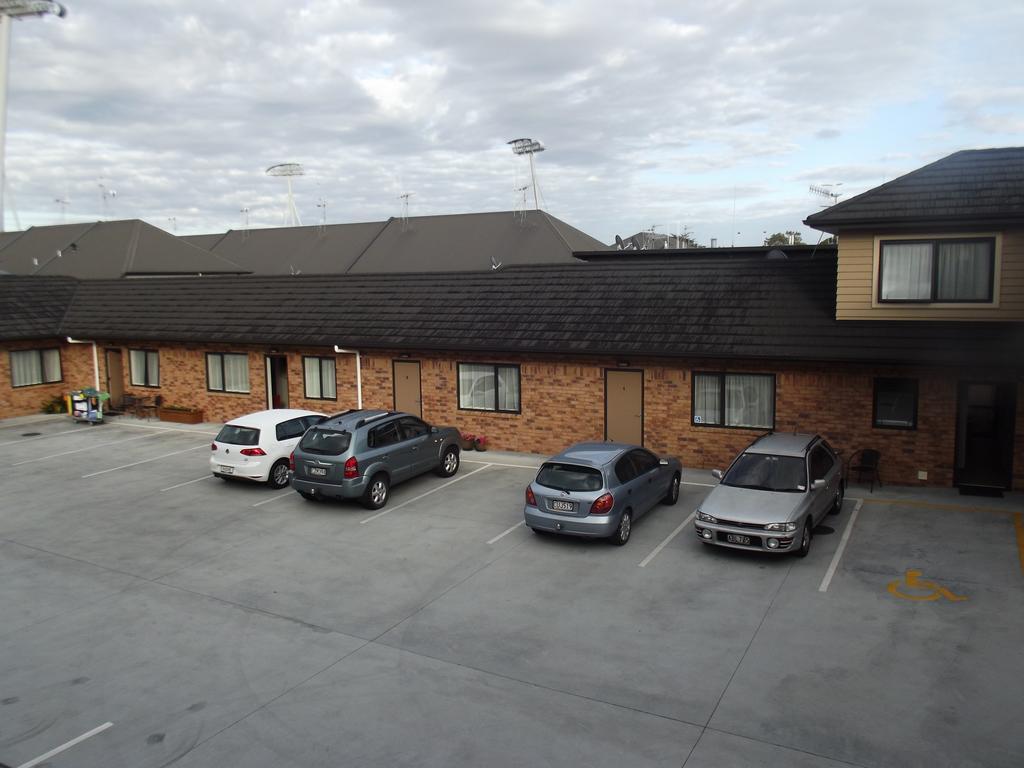 Arena Court Motel Hamilton Exteriör bild