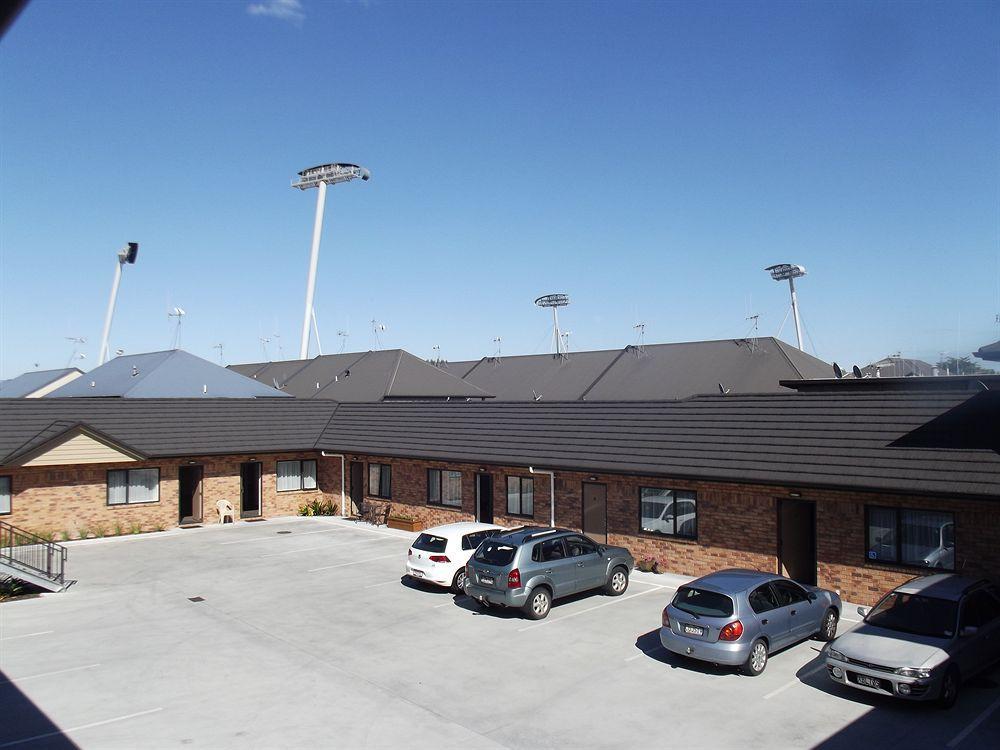 Arena Court Motel Hamilton Exteriör bild